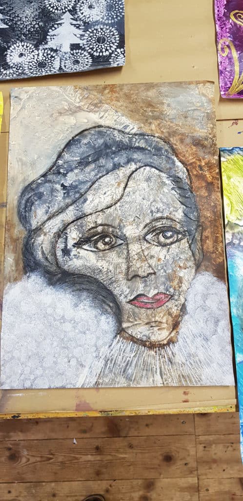 Foto von Künstlerin Clara Morgenthau (intuitives Malen) vom Soul-Painting Workshop (Malreise, Kreativ Urlaub) von einer Teilnehmerin Gesichter Malen lernen