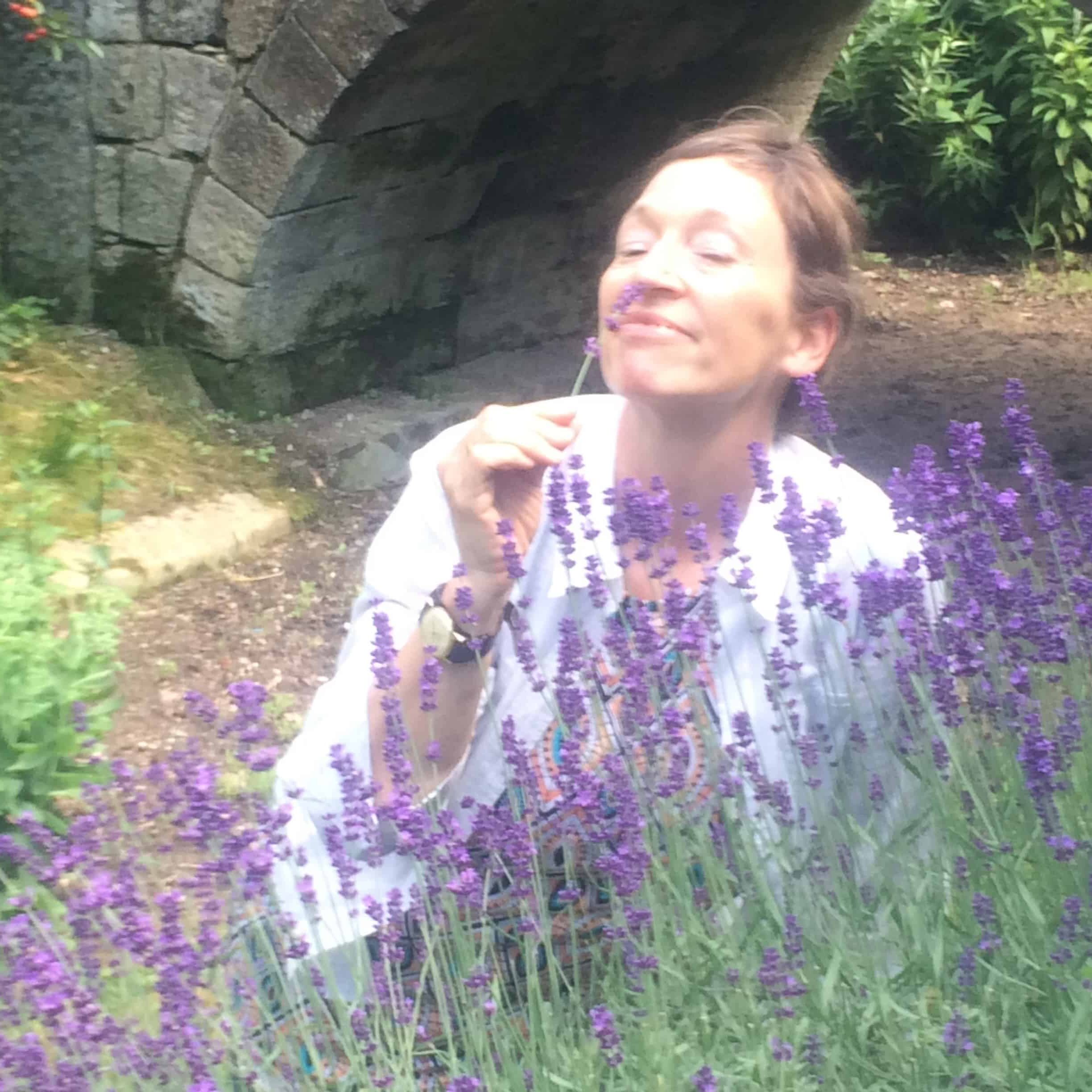Soul Paiting Künstlerin Clara Morgenthau mit Lavendel Blumen